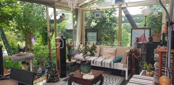 Nous vous présentons cette maison atypique de caractère de plus de 110m² à proximité de Lisieux, qui se compose d'une salle à manger-salon ouvert, d'une cuisine aménagée, également une véranda de 15m² avec son poêle à granulés et d'un WC.
Au premier étage, un palier de 2 chambres, mais également une troisième pièce bureau ainsi qu'une salle de bain avec son WC.
Au second étage, une chambre sur toute la surface avec son dressing 
La propriété dispose également d'une cave, d'un double garage, et de plusieurs dépendances idéales pour aménager d'autres logements
Située à proximité de Lisieux et proche de toutes commodités, cette maison de caractère est idéale pour un premier achat ou investissement locatif.
Rare sur le secteur, à visiter rapidement !