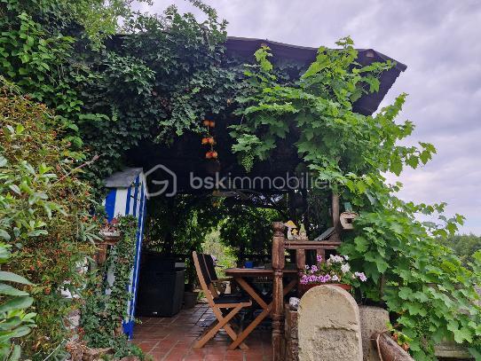 Nous vous présentons cette maison atypique de caractère de plus de 110m² à proximité de Lisieux, qui se compose d'une salle à manger-salon ouvert, d'une cuisine aménagée, également une véranda de 15m² avec son poêle à granulés et d'un WC.
Au premier étage, un palier de 2 chambres, mais également une troisième pièce bureau ainsi qu'une salle de bain avec son WC.
Au second étage, une chambre sur toute la surface avec son dressing 
La propriété dispose également d'une cave, d'un double garage, et de plusieurs dépendances idéales pour aménager d'autres logements
Située à proximité de Lisieux et proche de toutes commodités, cette maison de caractère est idéale pour un premier achat ou investissement locatif.
Rare sur le secteur, à visiter rapidement !