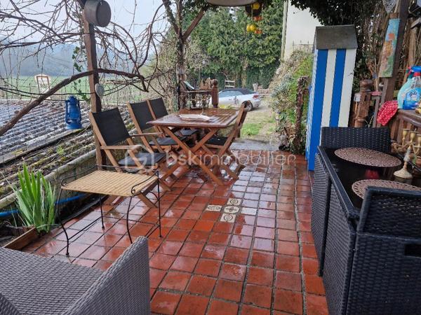 Nous vous présentons cette maison atypique de caractère de plus de 110m² à proximité de Lisieux, qui se compose d'une salle à manger-salon ouvert, d'une cuisine aménagée, également une véranda de 15m² avec son poêle à granulés et d'un WC.
Au premier étage, un palier de 2 chambres, mais également une troisième pièce bureau ainsi qu'une salle de bain avec son WC.
Au second étage, une chambre sur toute la surface avec son dressing 
La propriété dispose également d'une cave, d'un double garage, et de plusieurs dépendances idéales pour aménager d'autres logements
Située à proximité de Lisieux et proche de toutes commodités, cette maison de caractère est idéale pour un premier achat ou investissement locatif.
Rare sur le secteur, à visiter rapidement !