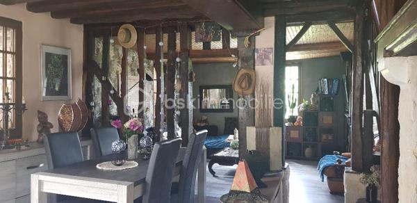 Nous vous présentons cette maison atypique de caractère de plus de 110m² à proximité de Lisieux, qui se compose d'une salle à manger-salon ouvert, d'une cuisine aménagée, également une véranda de 15m² avec son poêle à granulés et d'un WC.
Au premier étage, un palier de 2 chambres, mais également une troisième pièce bureau ainsi qu'une salle de bain avec son WC.
Au second étage, une chambre sur toute la surface avec son dressing 
La propriété dispose également d'une cave, d'un double garage, et de plusieurs dépendances idéales pour aménager d'autres logements
Située à proximité de Lisieux et proche de toutes commodités, cette maison de caractère est idéale pour un premier achat ou investissement locatif.
Rare sur le secteur, à visiter rapidement !