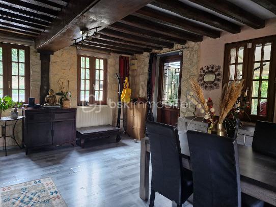 Nous vous présentons cette maison atypique de caractère de plus de 110m² à proximité de Lisieux, qui se compose d'une salle à manger-salon ouvert, d'une cuisine aménagée, également une véranda de 15m² avec son poêle à granulés et d'un WC.
Au premier étage, un palier de 2 chambres, mais également une troisième pièce bureau ainsi qu'une salle de bain avec son WC.
Au second étage, une chambre sur toute la surface avec son dressing 
La propriété dispose également d'une cave, d'un double garage, et de plusieurs dépendances idéales pour aménager d'autres logements
Située à proximité de Lisieux et proche de toutes commodités, cette maison de caractère est idéale pour un premier achat ou investissement locatif.
Rare sur le secteur, à visiter rapidement !