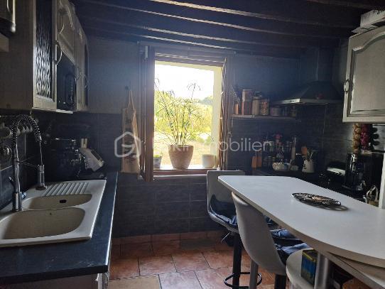Nous vous présentons cette maison atypique de caractère de plus de 110m² à proximité de Lisieux, qui se compose d'une salle à manger-salon ouvert, d'une cuisine aménagée, également une véranda de 15m² avec son poêle à granulés et d'un WC.
Au premier étage, un palier de 2 chambres, mais également une troisième pièce bureau ainsi qu'une salle de bain avec son WC.
Au second étage, une chambre sur toute la surface avec son dressing 
La propriété dispose également d'une cave, d'un double garage, et de plusieurs dépendances idéales pour aménager d'autres logements
Située à proximité de Lisieux et proche de toutes commodités, cette maison de caractère est idéale pour un premier achat ou investissement locatif.
Rare sur le secteur, à visiter rapidement !