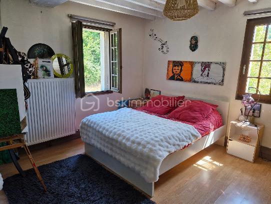 Nous vous présentons cette maison atypique de caractère de plus de 110m² à proximité de Lisieux, qui se compose d'une salle à manger-salon ouvert, d'une cuisine aménagée, également une véranda de 15m² avec son poêle à granulés et d'un WC.
Au premier étage, un palier de 2 chambres, mais également une troisième pièce bureau ainsi qu'une salle de bain avec son WC.
Au second étage, une chambre sur toute la surface avec son dressing 
La propriété dispose également d'une cave, d'un double garage, et de plusieurs dépendances idéales pour aménager d'autres logements
Située à proximité de Lisieux et proche de toutes commodités, cette maison de caractère est idéale pour un premier achat ou investissement locatif.
Rare sur le secteur, à visiter rapidement !