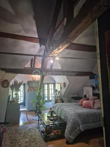 Nous vous présentons cette maison atypique de caractère de plus de 110m² à proximité de Lisieux, qui se compose d'une salle à manger-salon ouvert, d'une cuisine aménagée, également une véranda de 15m² avec son poêle à granulés et d'un WC.
Au premier étage, un palier de 2 chambres, mais également une troisième pièce bureau ainsi qu'une salle de bain avec son WC.
Au second étage, une chambre sur toute la surface avec son dressing 
La propriété dispose également d'une cave, d'un double garage, et de plusieurs dépendances idéales pour aménager d'autres logements
Située à proximité de Lisieux et proche de toutes commodités, cette maison de caractère est idéale pour un premier achat ou investissement locatif.
Rare sur le secteur, à visiter rapidement !