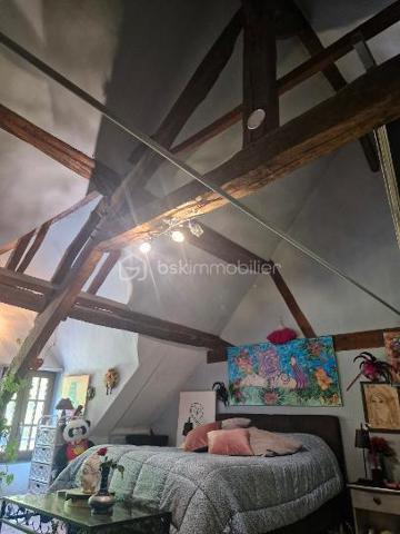Nous vous présentons cette maison atypique de caractère de plus de 110m² à proximité de Lisieux, qui se compose d'une salle à manger-salon ouvert, d'une cuisine aménagée, également une véranda de 15m² avec son poêle à granulés et d'un WC.
Au premier étage, un palier de 2 chambres, mais également une troisième pièce bureau ainsi qu'une salle de bain avec son WC.
Au second étage, une chambre sur toute la surface avec son dressing 
La propriété dispose également d'une cave, d'un double garage, et de plusieurs dépendances idéales pour aménager d'autres logements
Située à proximité de Lisieux et proche de toutes commodités, cette maison de caractère est idéale pour un premier achat ou investissement locatif.
Rare sur le secteur, à visiter rapidement !