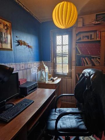 Nous vous présentons cette maison atypique de caractère de plus de 110m² à proximité de Lisieux, qui se compose d'une salle à manger-salon ouvert, d'une cuisine aménagée, également une véranda de 15m² avec son poêle à granulés et d'un WC.
Au premier étage, un palier de 2 chambres, mais également une troisième pièce bureau ainsi qu'une salle de bain avec son WC.
Au second étage, une chambre sur toute la surface avec son dressing 
La propriété dispose également d'une cave, d'un double garage, et de plusieurs dépendances idéales pour aménager d'autres logements
Située à proximité de Lisieux et proche de toutes commodités, cette maison de caractère est idéale pour un premier achat ou investissement locatif.
Rare sur le secteur, à visiter rapidement !
