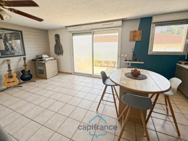Dpt Landes (40), à vendre AIRE SUR L'ADOUR Appartement T2 de 47m² habitables + balcon de 10 m² et place de parking privative, au centre-ville et au calme