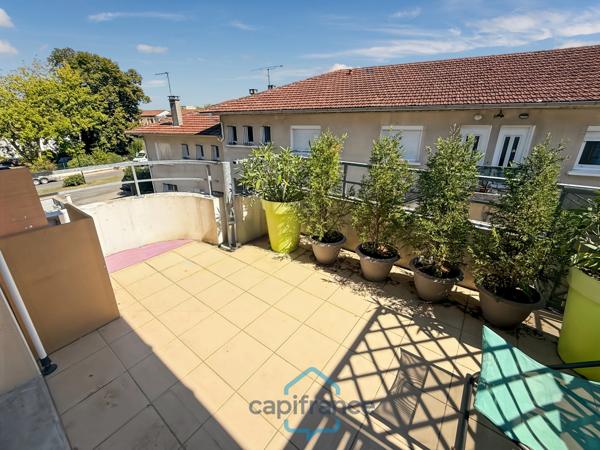 Dpt Landes (40), à vendre AIRE SUR L'ADOUR Appartement T2 de 47m² habitables + balcon de 10 m² et place de parking privative, au centre-ville et au calme
