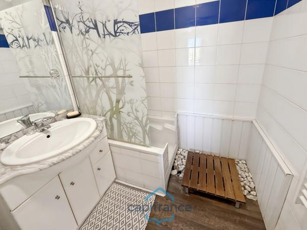 Dpt Landes (40), à vendre AIRE SUR L'ADOUR Appartement T2 de 47m² habitables + balcon de 10 m² et place de parking privative, au centre-ville et au calme