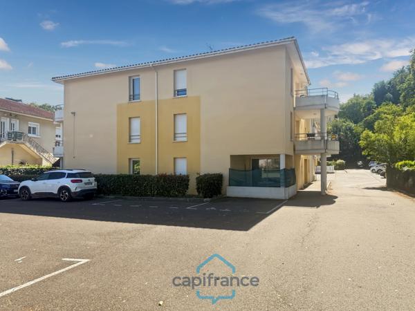 Dpt Landes (40), à vendre AIRE SUR L'ADOUR Appartement T2 de 47m² habitables + balcon de 10 m² et place de parking privative, au centre-ville et au calme