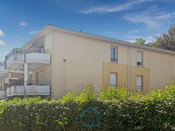 Dpt Landes (40), à vendre AIRE SUR L'ADOUR Appartement T2 de 47m² habitables + balcon de 10 m² et place de parking privative, au centre-ville et au calme