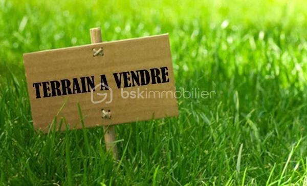 🌿 Terrain à bâtir – 454 m² – Nazelles-Négron

📍 À deux pas d’Amboise, venez découvrir ce terrain plat de 454 m², idéal pour concrétiser votre projet de construction.

✅ Terrain partiellement clôturé (3 m de façade x 31 m de profondeur)
✅ Plat et sans arbre, facile à aménager
✅ Terrain non viabilisé, mais tous les réseaux sont en façade : eau, électricité…
✅ Tout-à-l’égout présent dans la rue

Un emplacement agréable et pratique, à proximité immédiate d’Amboise et de ses commodités.

🏡 Une belle opportunité pour construire votre futur chez vous ! À découvrir sans tarder.