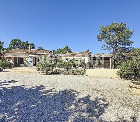 Maison Saint Maximin La Sainte Baume 5 pièces 160 m2 avec piscine, dépendance et nombreuses annexes