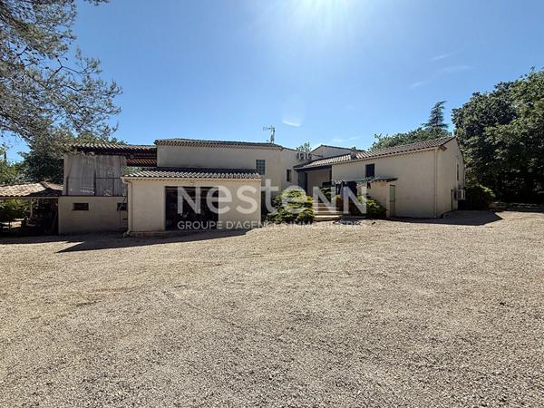 Maison Saint Maximin La Sainte Baume 5 pièces 160 m2 avec piscine, dépendance et nombreuses annexes