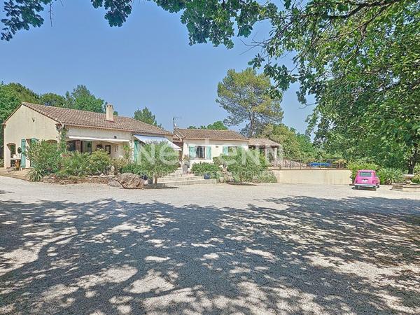Maison Saint Maximin La Sainte Baume 5 pièces 160 m2 avec piscine, dépendance et nombreuses annexes