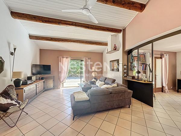 Maison Saint Maximin La Sainte Baume 5 pièces 160 m2 avec piscine, dépendance et nombreuses annexes