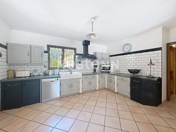 Maison Saint Maximin La Sainte Baume 5 pièces 160 m2 avec piscine, dépendance et nombreuses annexes