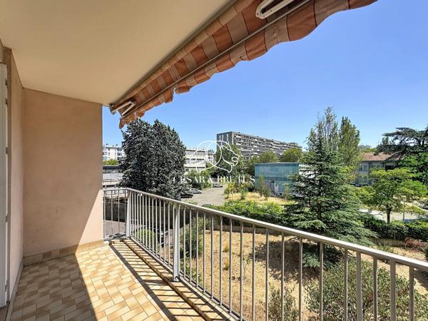 Grand T2/T3 d’environ 76 m² avec balcon