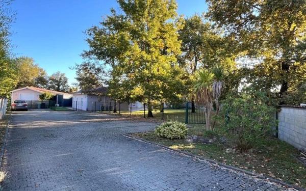 Maison à vendre    7 pièces •  Saint-Médard-en-Jalles