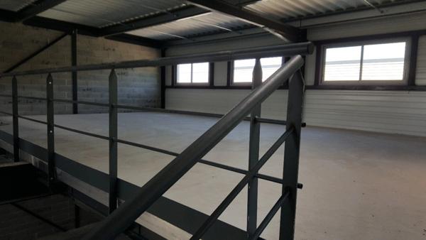 Grand local d’activité avec cour privative – Idéal artisan, stockage ou logistique !