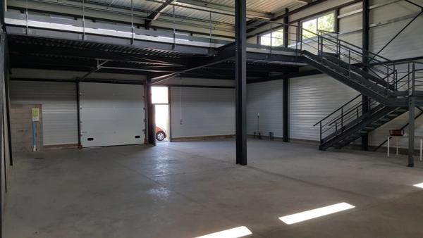 Grand local d’activité avec cour privative – Idéal artisan, stockage ou logistique !
