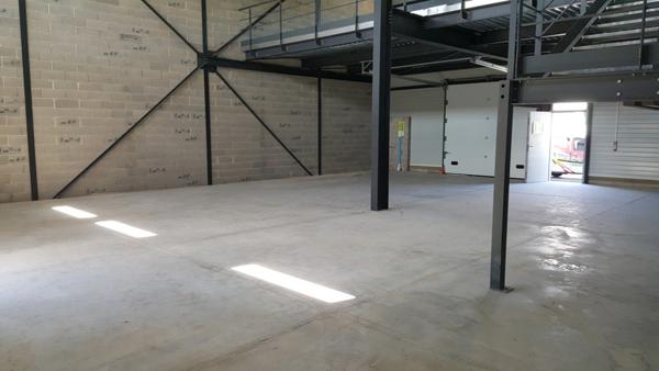 Grand local d’activité avec cour privative – Idéal artisan, stockage ou logistique !