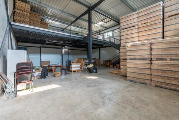 Grand local d’activité avec cour privative – Idéal artisan, stockage ou logistique !