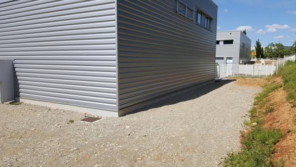 Grand local d’activité avec cour privative – Idéal artisan, stockage ou logistique !