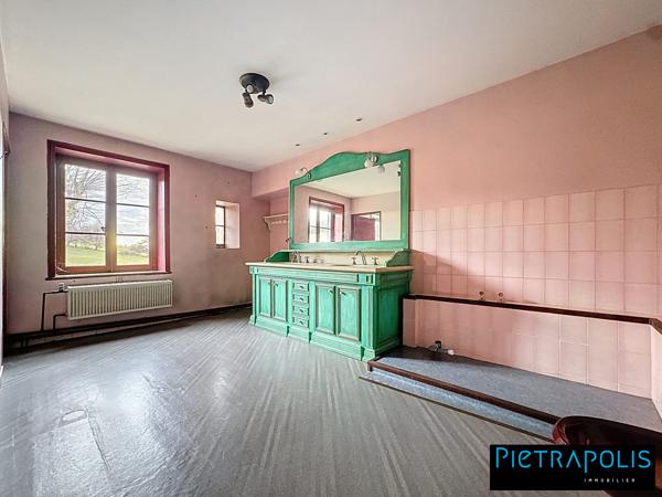 Maison de 320m² à rénover sur une parcelle de 5249m2 et dépendances