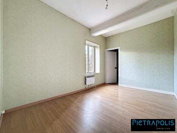 Maison de 320m² à rénover sur une parcelle de 5249m2 et dépendances