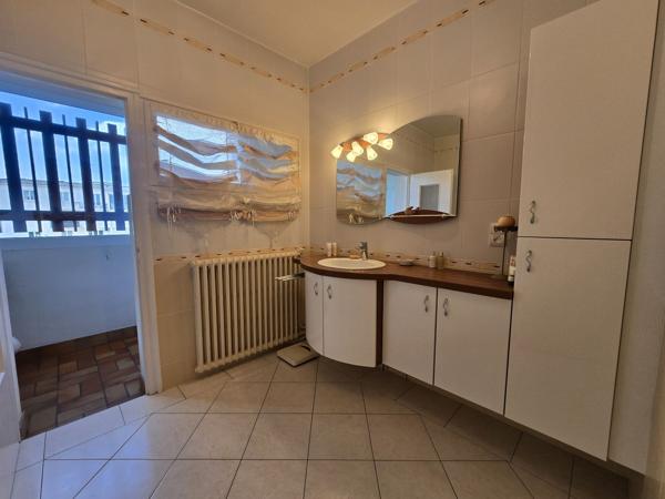 Vente
                Appartement94,6 m² - 4 Pièces -
                    AGEN (47000)