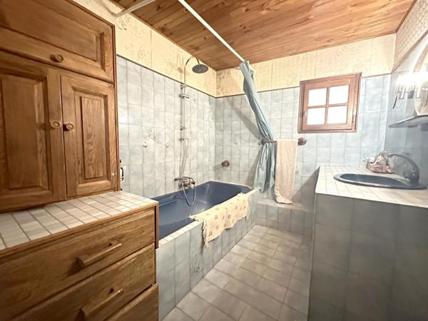 A VENDRE SUR LAPALUD (84) - MAS PROVENCAL  DE 201 m² env. HABITABLES SUR 2000 m²  DE TERRAIN CONSTRUCTIBLE