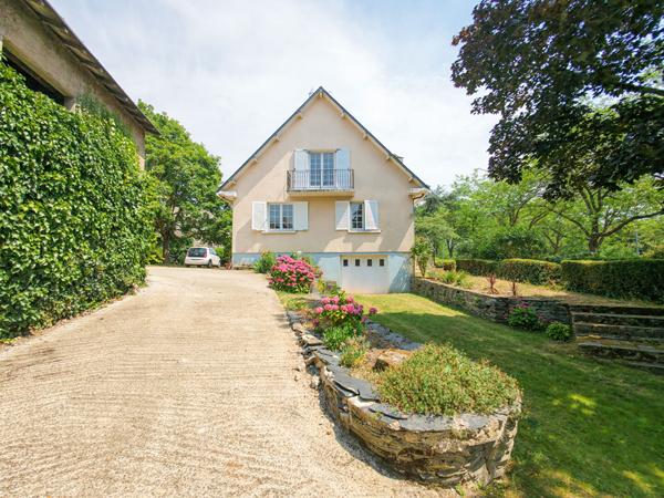 MAISON FAMILIALE 7 CHAMBRES, DÉPENDANCE, GARAGE, SOUS-SOL COMPLET ET PLUS DE 1600M2 DE TERRAIN