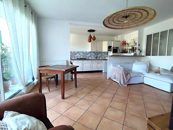 Vente                                                      Appartement
                        
                     5 pièces                      91 m2                     à Viry-Châtillon