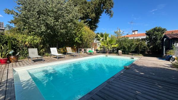 Vente
                Maison222 m² - 8 Pièces -
                    BRUGES (33520)
