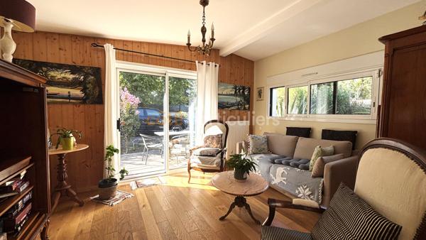 Vente
                Maison222 m² - 8 Pièces -
                    BRUGES (33520)