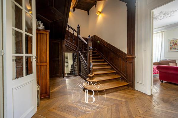 Asnières-sur-Seine, Hôtel particulier 6 Chambres -  360 m² à vendre