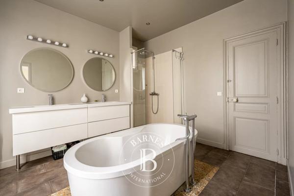 Asnières-sur-Seine, Hôtel particulier 6 Chambres -  360 m² à vendre