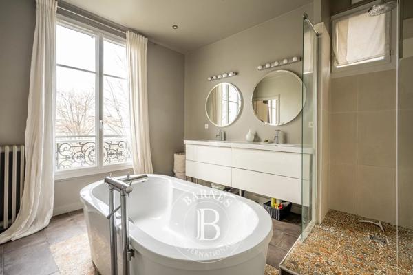 Asnières-sur-Seine, Hôtel particulier 6 Chambres -  360 m² à vendre
