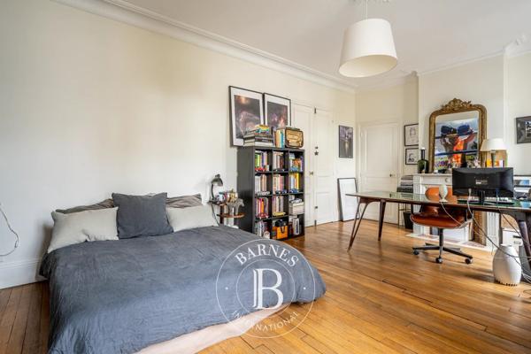 Asnières-sur-Seine, Hôtel particulier 6 Chambres -  360 m² à vendre