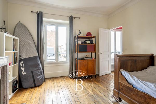 Asnières-sur-Seine, Hôtel particulier 6 Chambres -  360 m² à vendre
