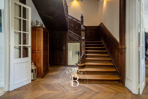 Asnières-sur-Seine, Hôtel particulier 6 Chambres -  360 m² à vendre