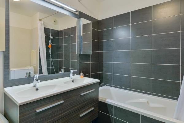 Lyon 3 - Appartement de 87,83 m² - 2 chambres - 1 balcon - Garage double
