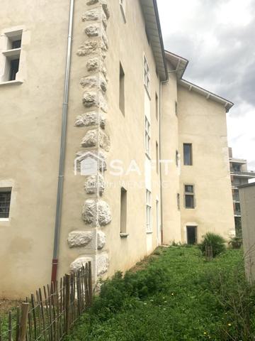 Appartement livré de 2022 au sein d'un bâtiment historique.