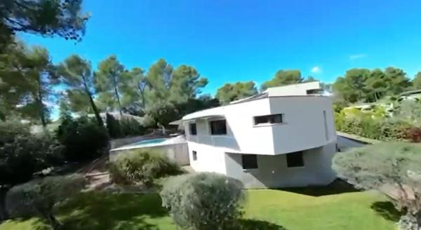 Villa contemporaine de 11 pièce(s) 394 m2 environ sur 2770 m² de terrain avec piscines