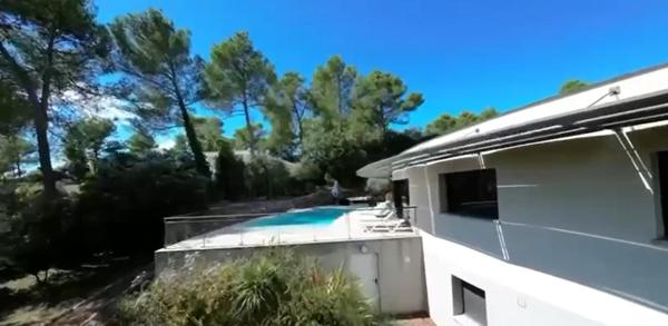 Villa contemporaine de 11 pièce(s) 394 m2 environ sur 2770 m² de terrain avec piscines