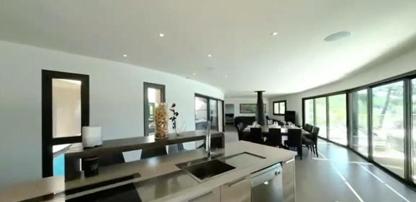 Villa contemporaine de 11 pièce(s) 394 m2 environ sur 2770 m² de terrain avec piscines