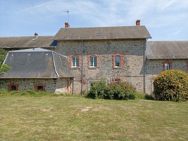 Corps de ferme avec maison rénovée, gîte et nombreuses dépendances sur près de 3 hectares LA HAYE DU PUITS (50)