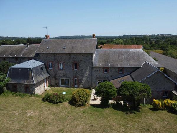 Corps de ferme avec maison rénovée, gîte et nombreuses dépendances sur près de 3 hectares LA HAYE DU PUITS (50)