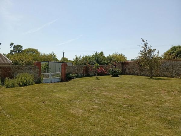 Corps de ferme avec maison rénovée, gîte et nombreuses dépendances sur près de 3 hectares LA HAYE DU PUITS (50)